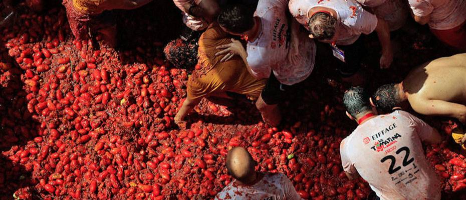 İspanya’da La Tomatina festivalinde 130 ton domates havalarda uçuştu