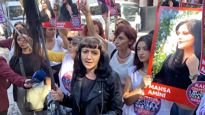 İstanbul’da Bir Kez Daha Mahsa Amini Protestosu