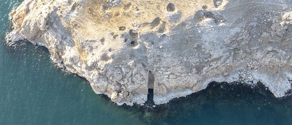 Van Gölü’ndeki çekilmeyle kayaya oyulmuş Urartu limanı ortaya çıktı