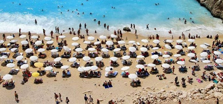 Antalya'da sıcak hava, kent sakinleri ile turistleri sahillere çekti