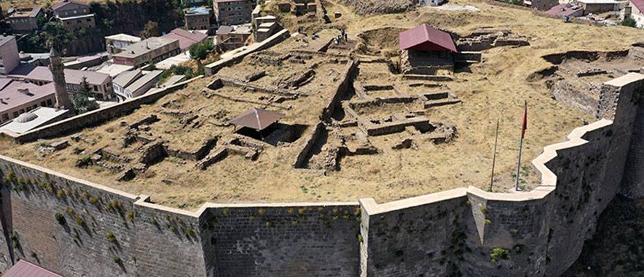 Bitlis Kalesi’ndeki kazılarda konut kalıntıları ortaya çıkarıldı
