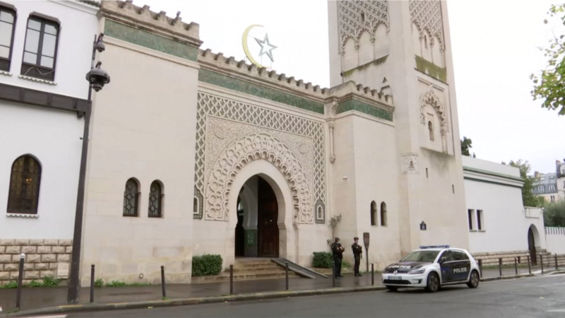 Fransa “Şeriat İsteyen” İmamın Camisini Kapattı 