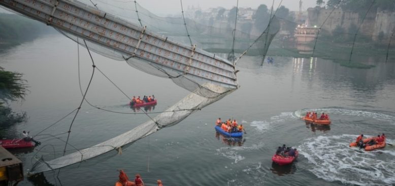 Hindistan'da Köprü Çöktü 130'dan Fazla Kişi Öldü