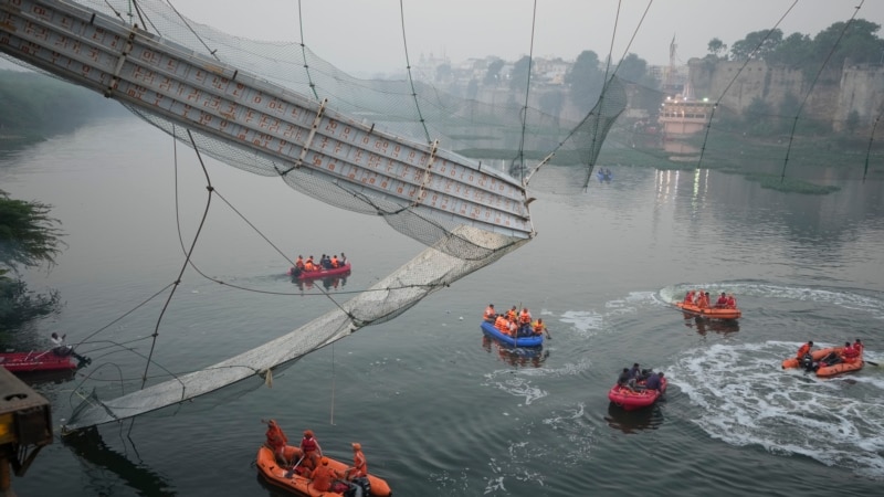 Hindistan’da Köprü Çöktü 130’dan Fazla Kişi Öldü
