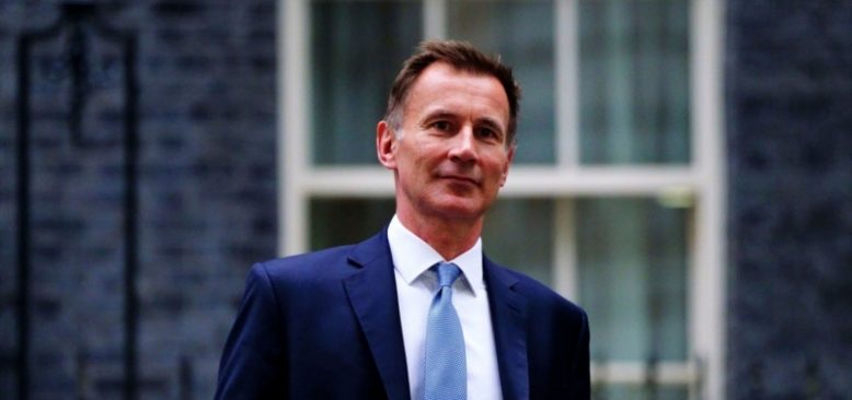 İngiltere'nin Yeni Maliye Bakanı Vergi İndirimlerini Çekti