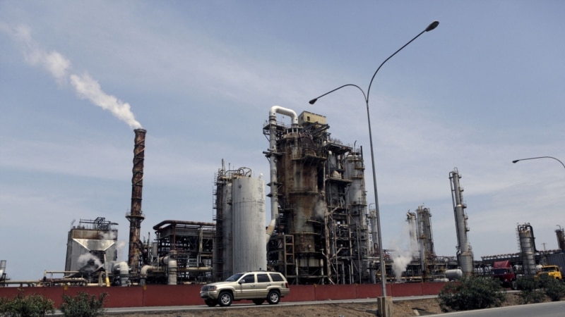 İran Venezuela'da Petrol Rafine Etmeye Başladı