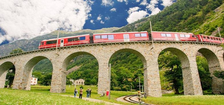 İsviçre'de dünyanın en uzun yolcu treni sefer yaptı