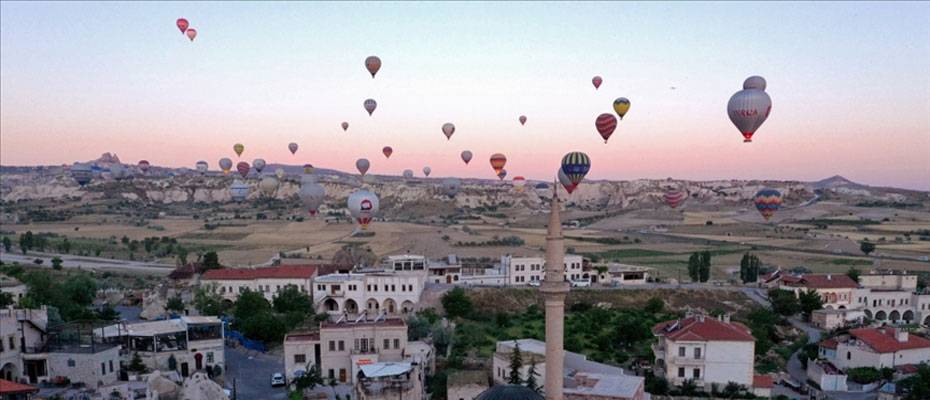 Kapadokya’da vadi, kanyon ve yamaçlar fotoğraf çektirenlere doğal dekor oluyor