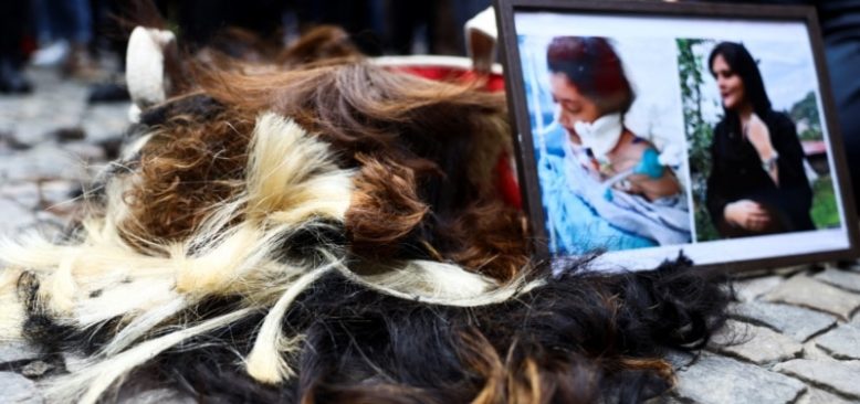 Sanatçılar İranlı Kadınlara Destek İçin Saçlarını Kesiyor