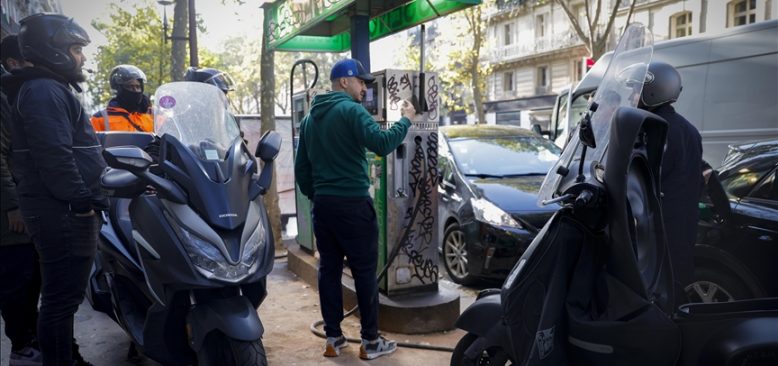 Fransa'da benzin kuyrukları gündelik hayatın bir parçası halini aldı