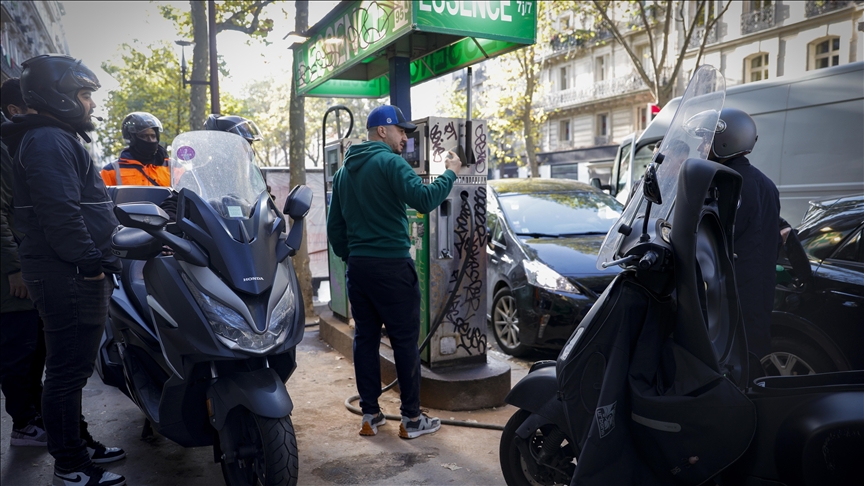 Fransa’da benzin kuyrukları gündelik hayatın bir parçası halini aldı