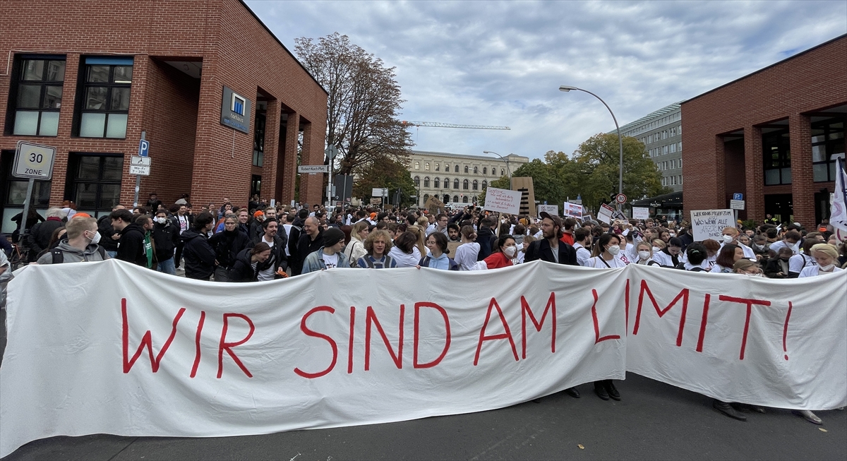 Berlin’de Charite Hastanesi’nde doktorlar grev yaptı