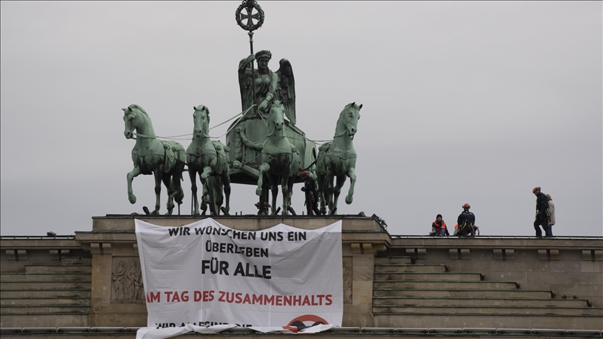 İklim aktivistleri Brandenburg Kapısı'nda gösteri yaptı