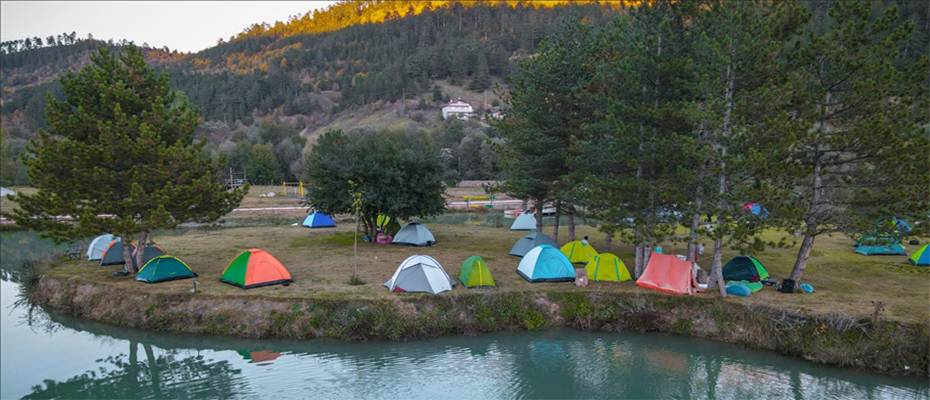 Kastamonu’da turizm fakültesi öğrencileri kamplarla doğa turizmini öğreniyor
