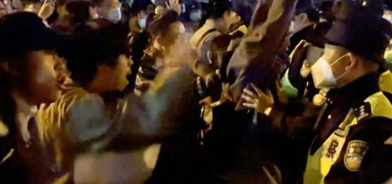 Şangay Sokaklarında Protestoculara Polis Müdahalesi