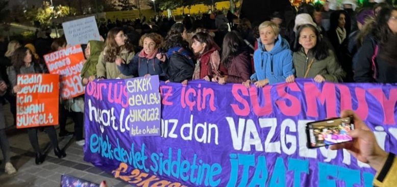 Türkiye'de Şiddete Karşı Sokağa Çıkan Kadınlar Polis Engeliyle Karşılaştı