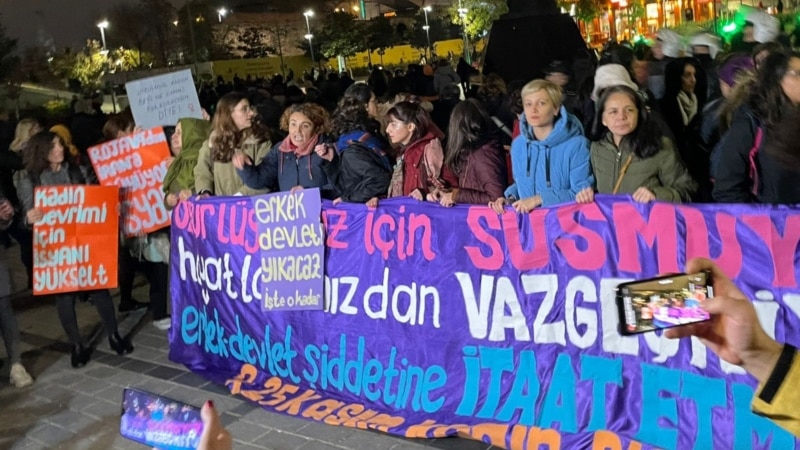 Türkiye’de Şiddete Karşı Sokağa Çıkan Kadınlar Polis Engeliyle Karşılaştı
