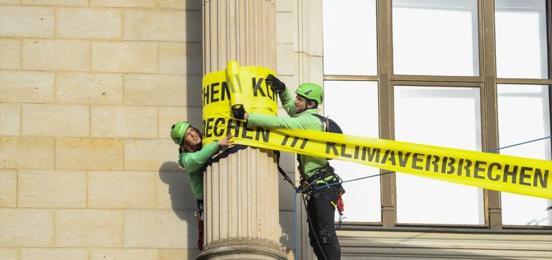 Greenpeace eylemcileri Alman hükümetinin çevre ve iklim politikalarını protesto etti