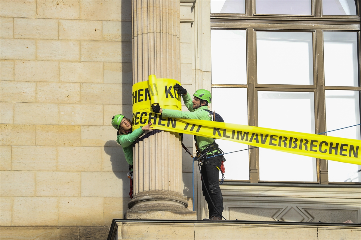 Greenpeace eylemcileri Alman hükümetinin çevre ve iklim politikalarını protesto etti