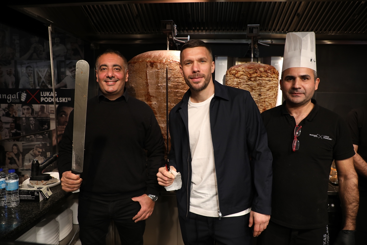 Lukas Podolski ile Türk ortağı Mangal Döner'in 22'nci şubesini açtı
