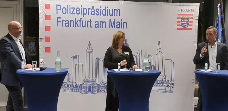 Frankfurt Polisi göçmenleri ağırladı