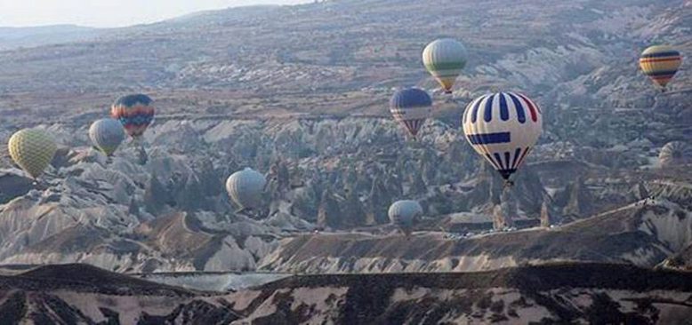 Kapadokya'da balonlar Romanya bayrağı ile uçtu