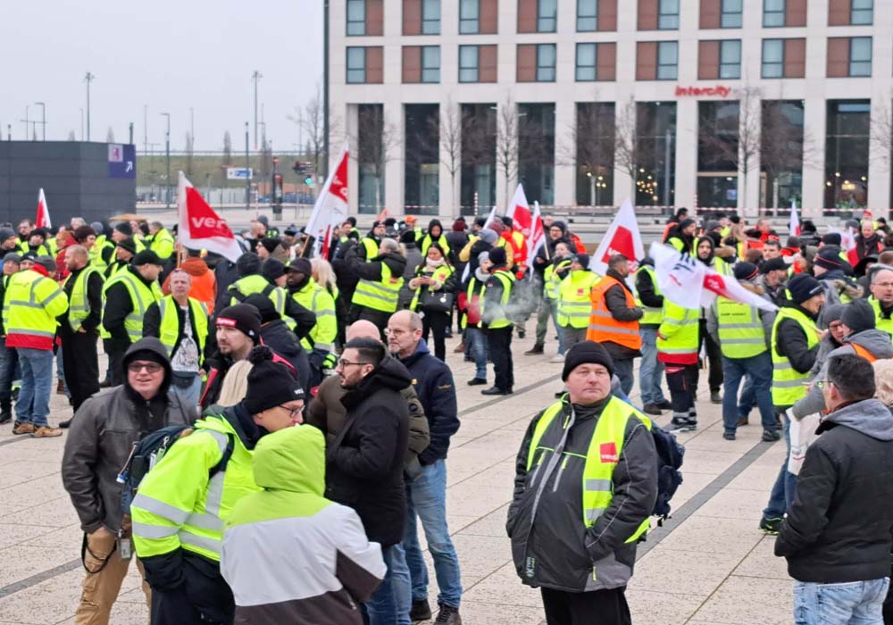 Berlin’de grev nedeniyle uçuşlar iptal oldu