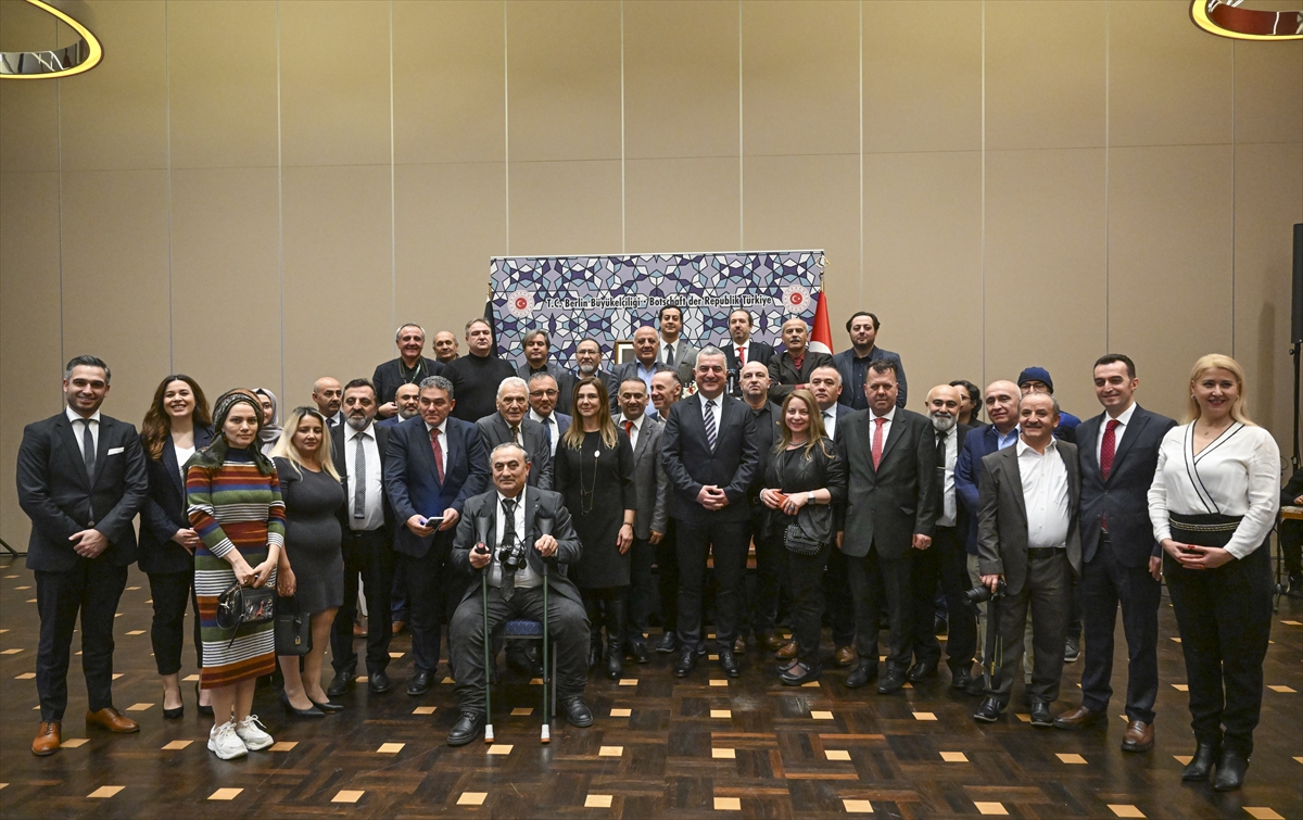 Türk gazeteciler Berlin Büyükelçiliği'nde buluştu