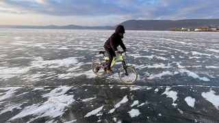 Buzla kaplı Çıldır Gölü'nün cazibesi artıyor