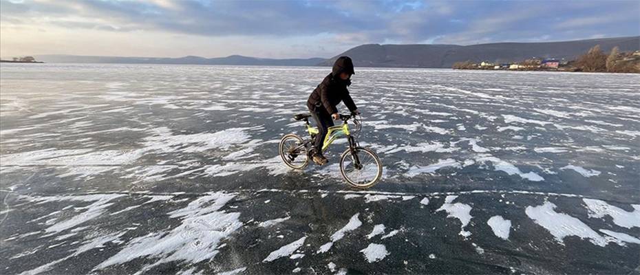 Buz tutan Çıldır Gölü'nde yürüyüş etkinliği düzenlendi