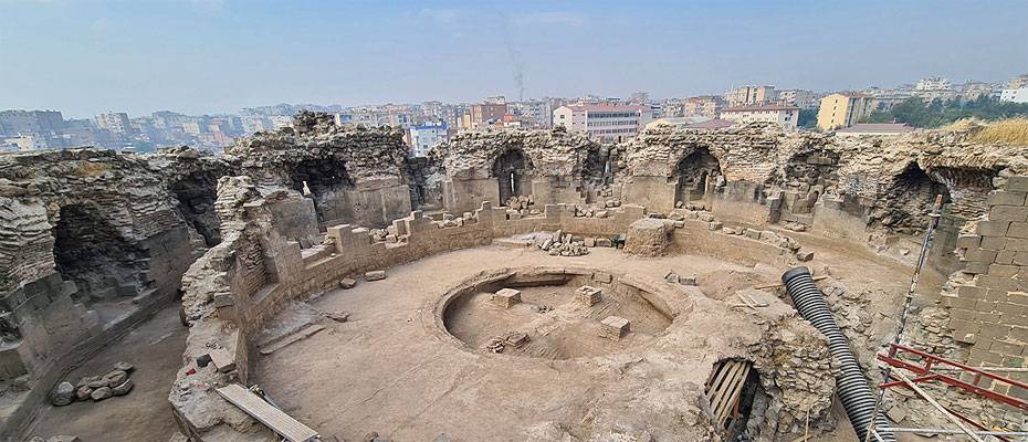 Tarihi surlarda ortaya çıkarılan 1700 yıllık zemin taşları aslına uygun onarılacak