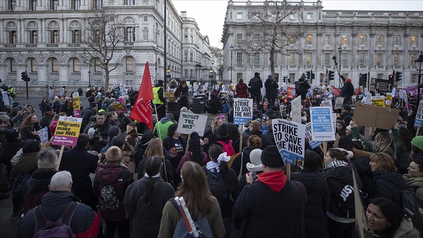 Londra’da yüzlerce kişi hükümetin sağlık politikasını protesto etti