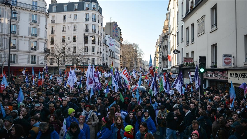 Paris’te gençler hükümetin emeklilik reformuna karşı yürüdü