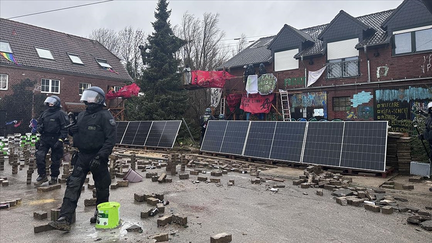 Maden köyünden çıkarılmak istenen çevreciler polise saldırdı