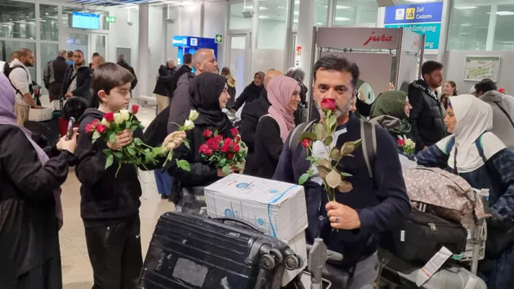 Umreden dönenleri gülle karşıladılar