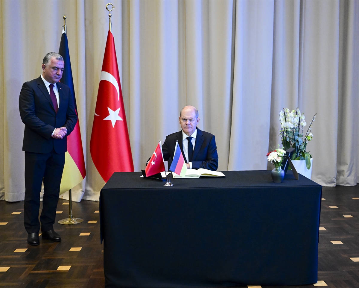 Almanya Başbakanı Olaf Scholz Berlin Büyükelçiliği'nde taziye defterini imzaladı