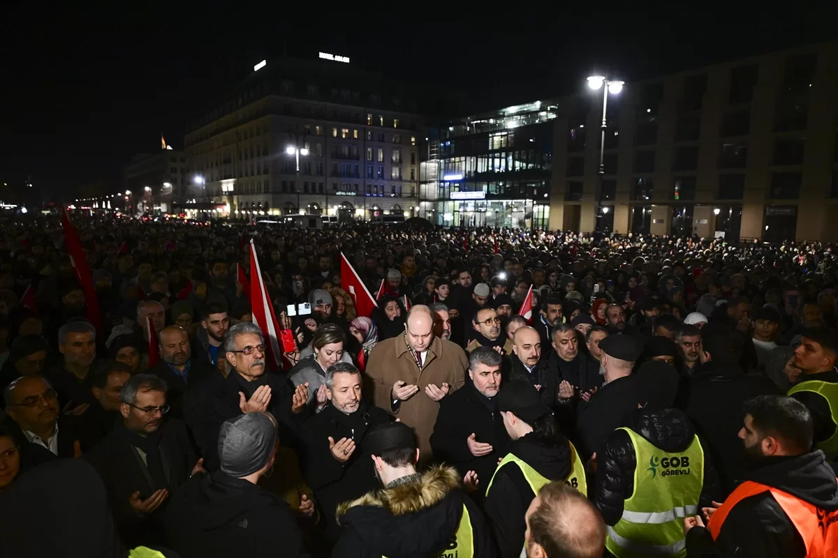 Berlin’de kent meydanında Türkiye için dua edildi