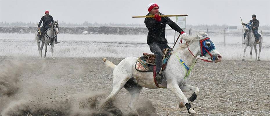 Kars’ta ciritçiler dondurucu soğuk ve kar altında yarıştı