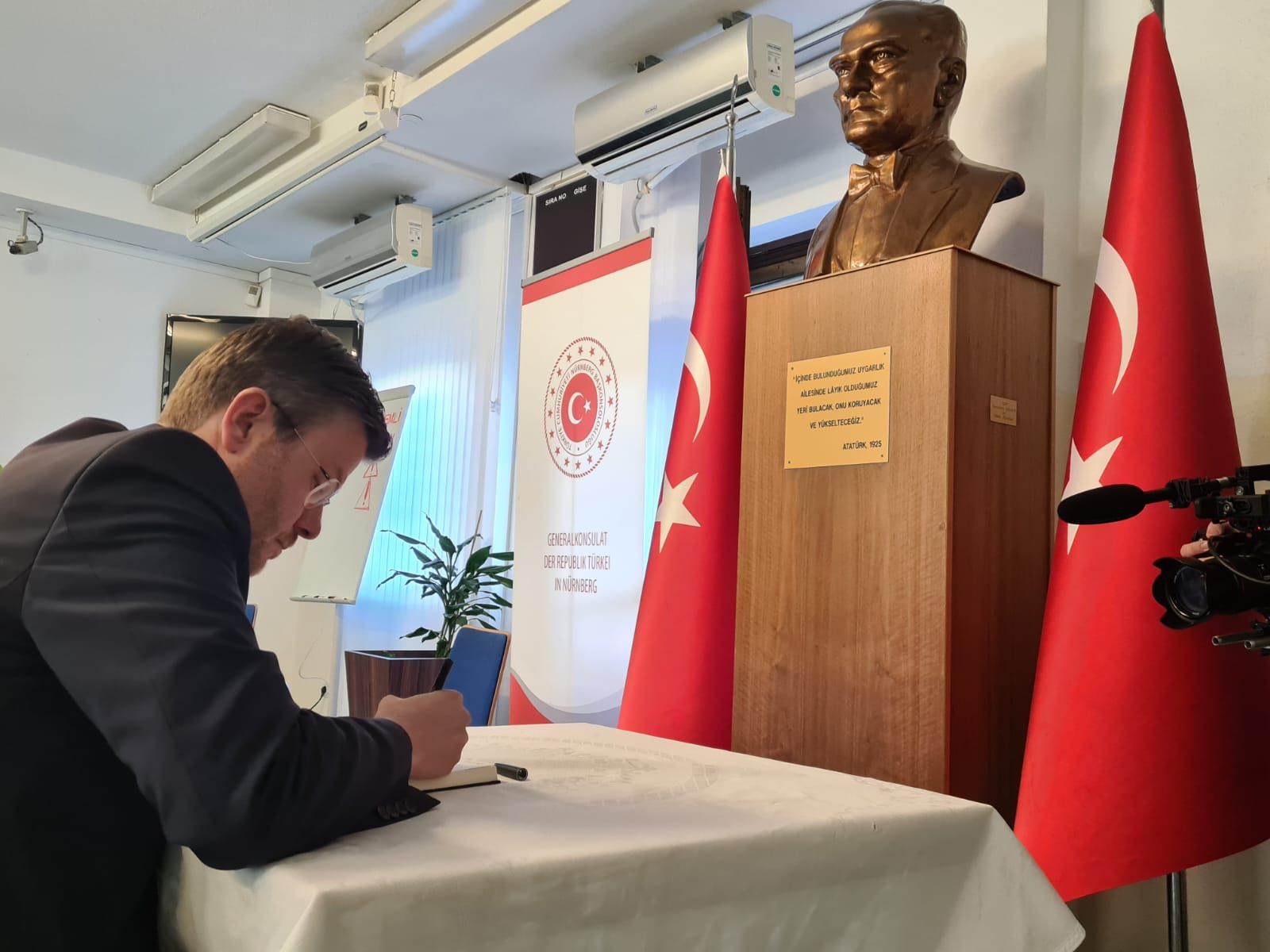 Nürnberg Belediye Başkanı  König, taziye defterini imzaladı