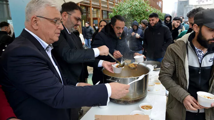 Avrupalı Kayserililer depremzedeler için mantı yapıp sattılar