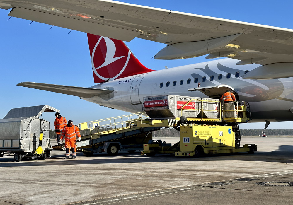 Türk Hava Yolları uçağı yardım malzemeleriyle dolu