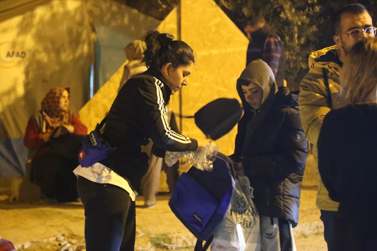 Almanya'dan gelen iki arkadaş, depremzedelerin ihtiyaçları için çalışıyor