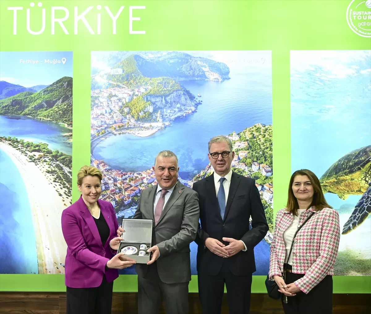 Berlin Eyaleti Başbakanı Giffey, ITB Fuarı'nda Türkiye standını ziyaret etti