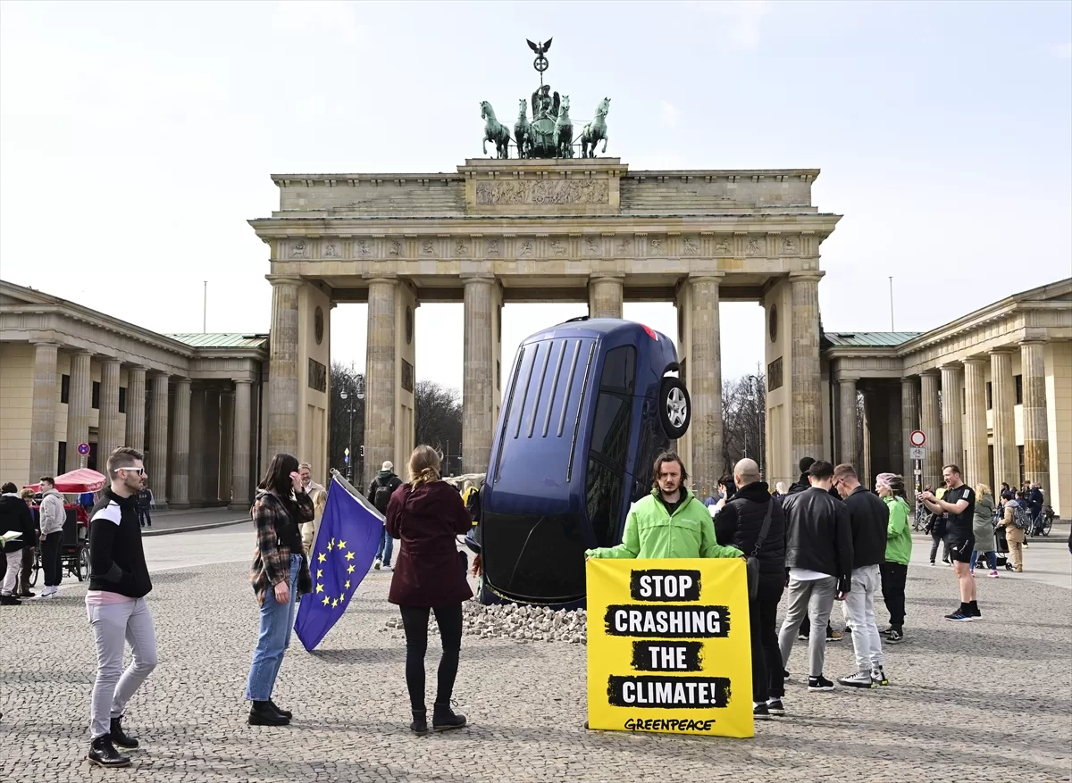 Greenpeace, Alman hükümetinin ulaşım politikasını protesto etti