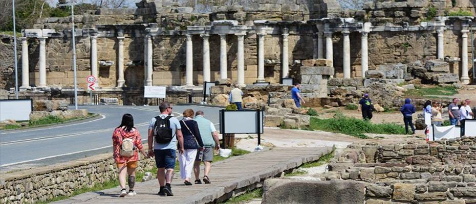 Antik ve modern yaşamın iç içe olduğu Side’de gezi güzergahı oluşturuluyor