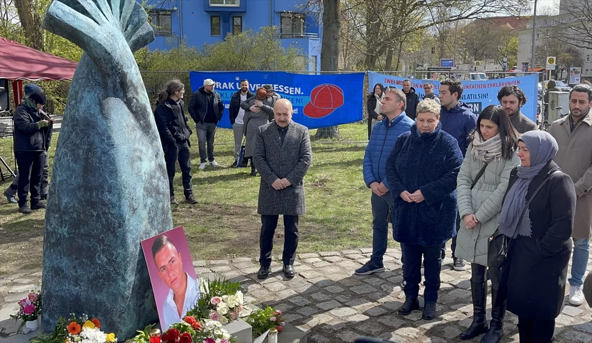 Berlin`de Türk genci için dikilen anıta aşırı sağcı saldırı