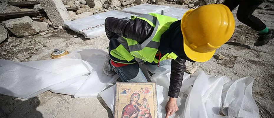 Depremde yıkılan kilisenin enkazından çok sayıda ikona ve İncil çıkarıldı