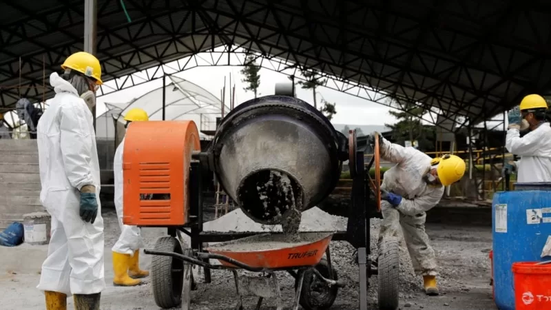Ekvador'da Kokain Betona Karıştırılıp İmha Ediliyor
