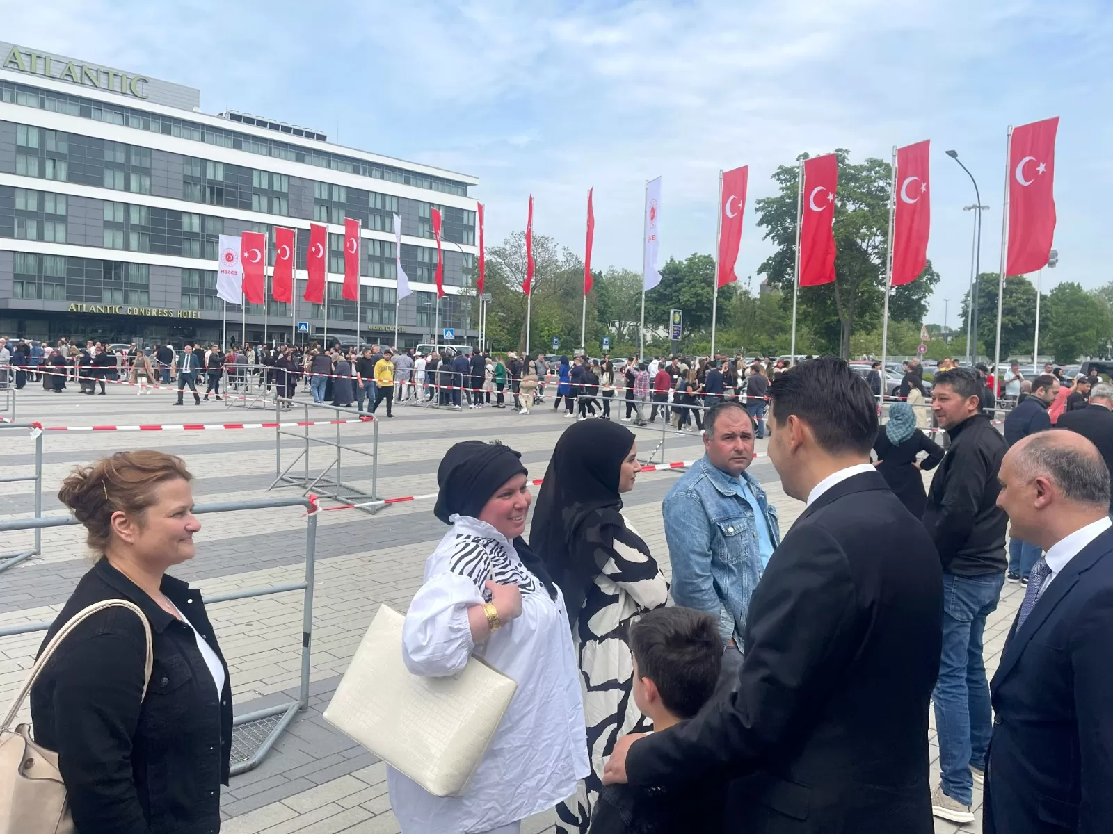 Yurt dışındaki Türkler sandıklara akın ediyor