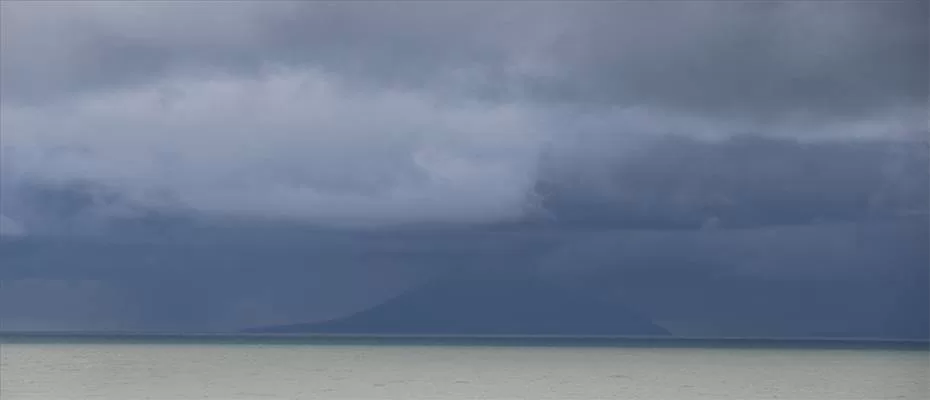 Endonezya'da Anak Krakatau Yanardağı faaliyete geçti